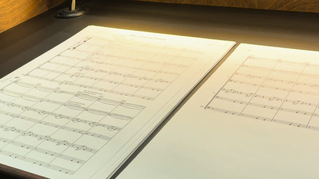 Partitur auf dem Dirigentenpult bei der Aufnahme der Musik für REKA mit dem Filmorchester Babelsberg